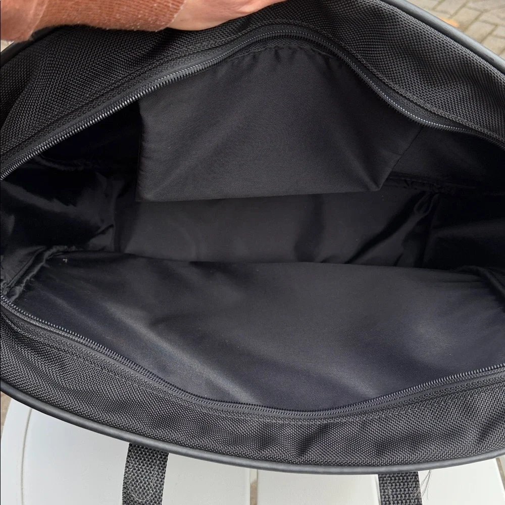 Vintage Black Messenger bag by Hartmann. Good used condition and ready to travel - Picture 8 of 9